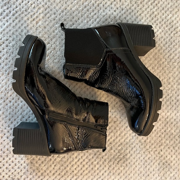 EUC black patent leather Naturalizer boots with stretch panel. - Picture 1 of 11